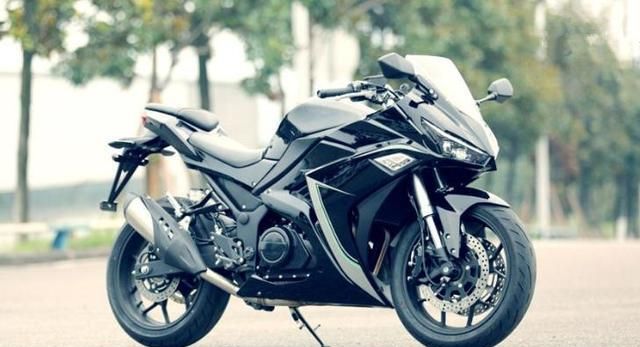 平民跑车魅影300,配水冷异步双缸引擎,凭实力打破地平线传言