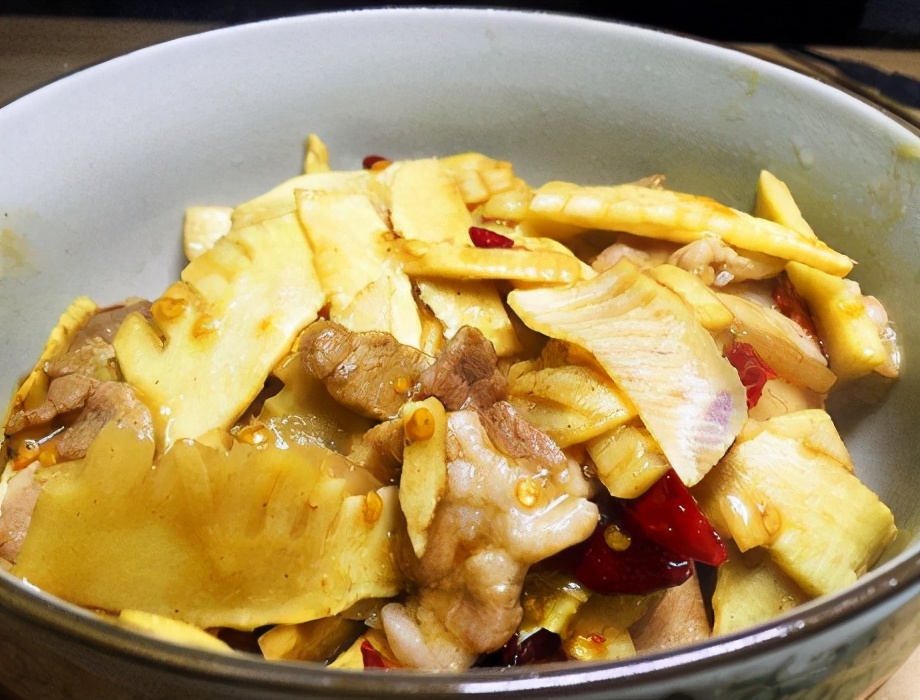 冬笋炒肉片的做法:备用食材:冬笋500克,五花肉300克,食盐1茶匙,辣椒5