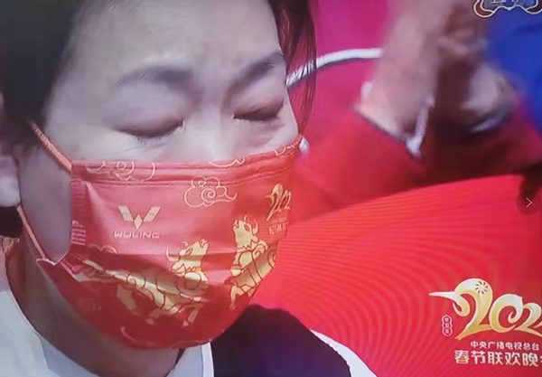 春晚爆款新鲜出炉李思思口红色号美到上热搜牛年定制口罩超时尚