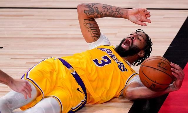 又是跟腱戴维斯伤势令湖人球迷揪心恐重蹈科比当初受伤的覆辙