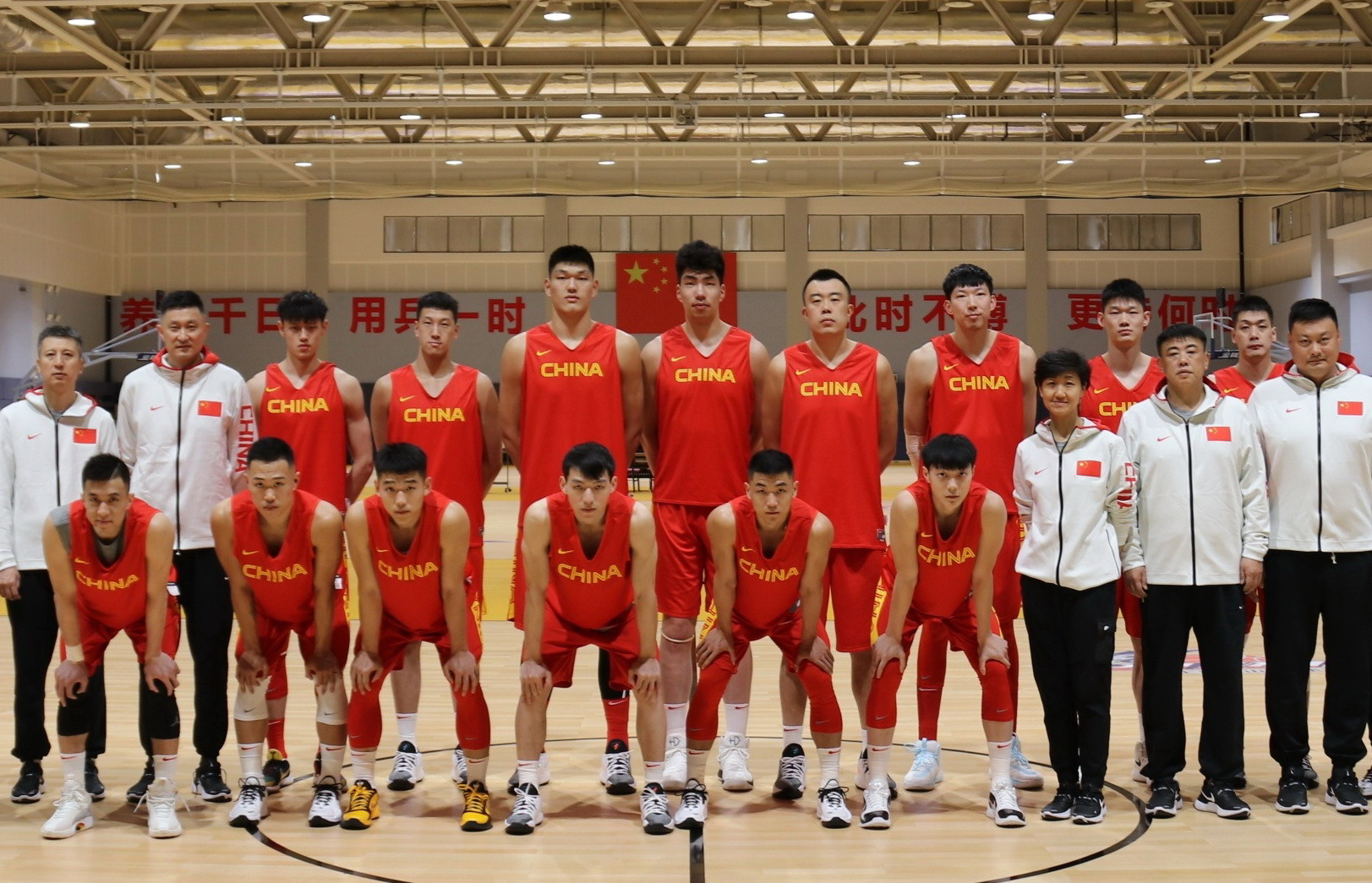 中国男篮国家队没有休息,正在上海崇明基地集训,备战原定于北京时间2
