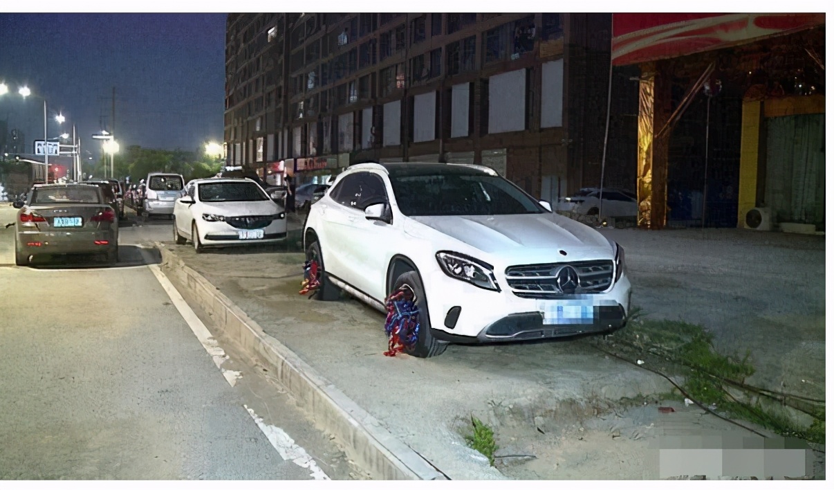 奔驰停在路边被人上锁，车轮挂20把锁，路人都说活该休闲区蓝鸢梦想 - Www.slyday.coM