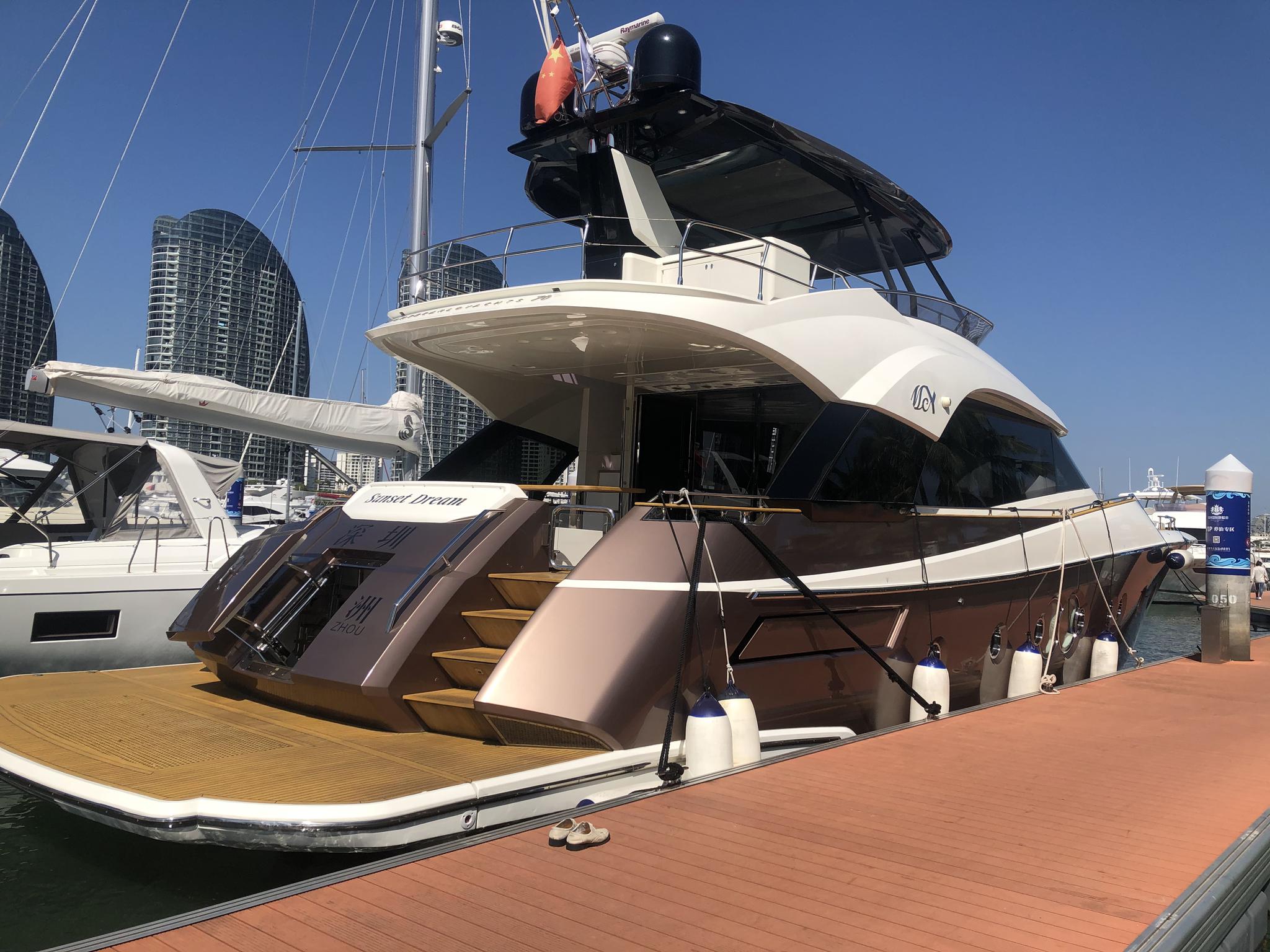 8亿左右,一举超越了王思聪家的万达三号,拿到了三亚游艇界的最