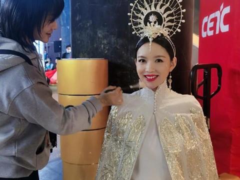 张梓琳晒春晚绝美造型,挺6个月孕肚穿80斤重礼服,气质如女王