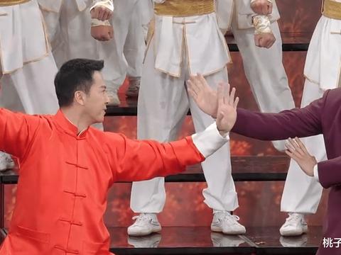 春晚吴京与甄子丹过招正气凛然成龙站中间是来劝架的吗