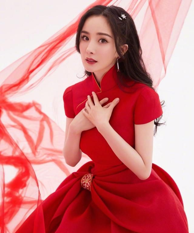 杨幂首登央视春晚太惊艳穿定制红裙尽显东方风情给爸妈赚足面