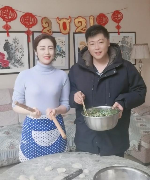 乡爱王小蒙不受离婚影响与谢永强合体过新年房屋简陋用大铁盆