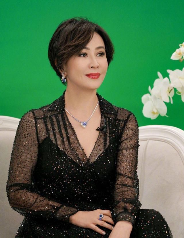 55岁刘嘉玲秀翡翠首饰壕气十足网友这才是真正的鸽子蛋