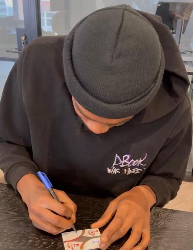 一张稀有卡片诞生!科比 杜兰特亲笔签名,kd发推:双手捧着表情