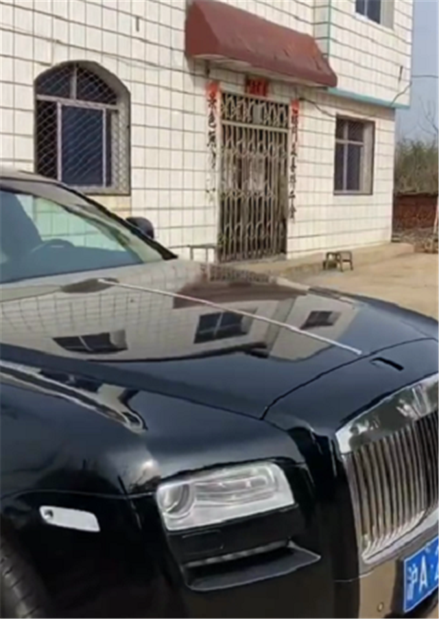 开百万劳斯莱斯返乡,一黑一白还是2台,到家后立马遭人围观-新浪汽车