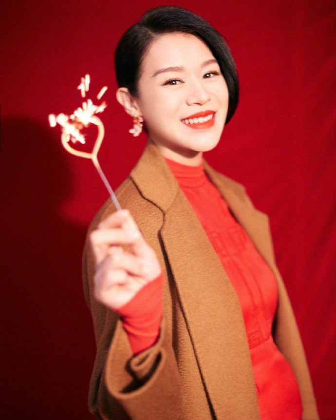 胡杏儿挺三胎孕肚登春晚,宽松驼色大衣难掩孕相,为事业真够拼