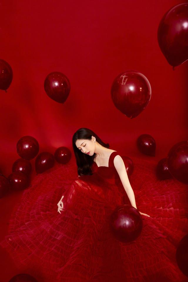 江疏影第三次上春晚,穿红色吊带裙美艳动人,体态丰腴刚刚好