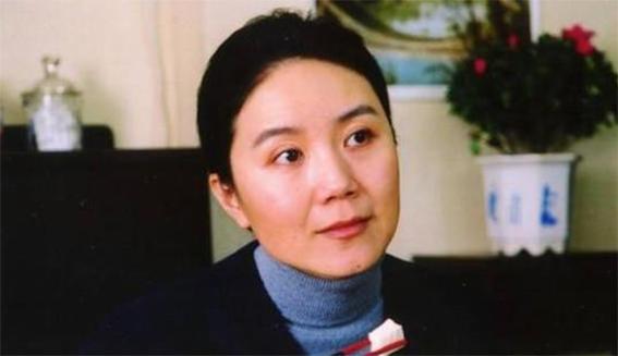 出身演员世家,十七岁考上北电,合作姜文大火,嫁初恋恩爱28年|严晓频