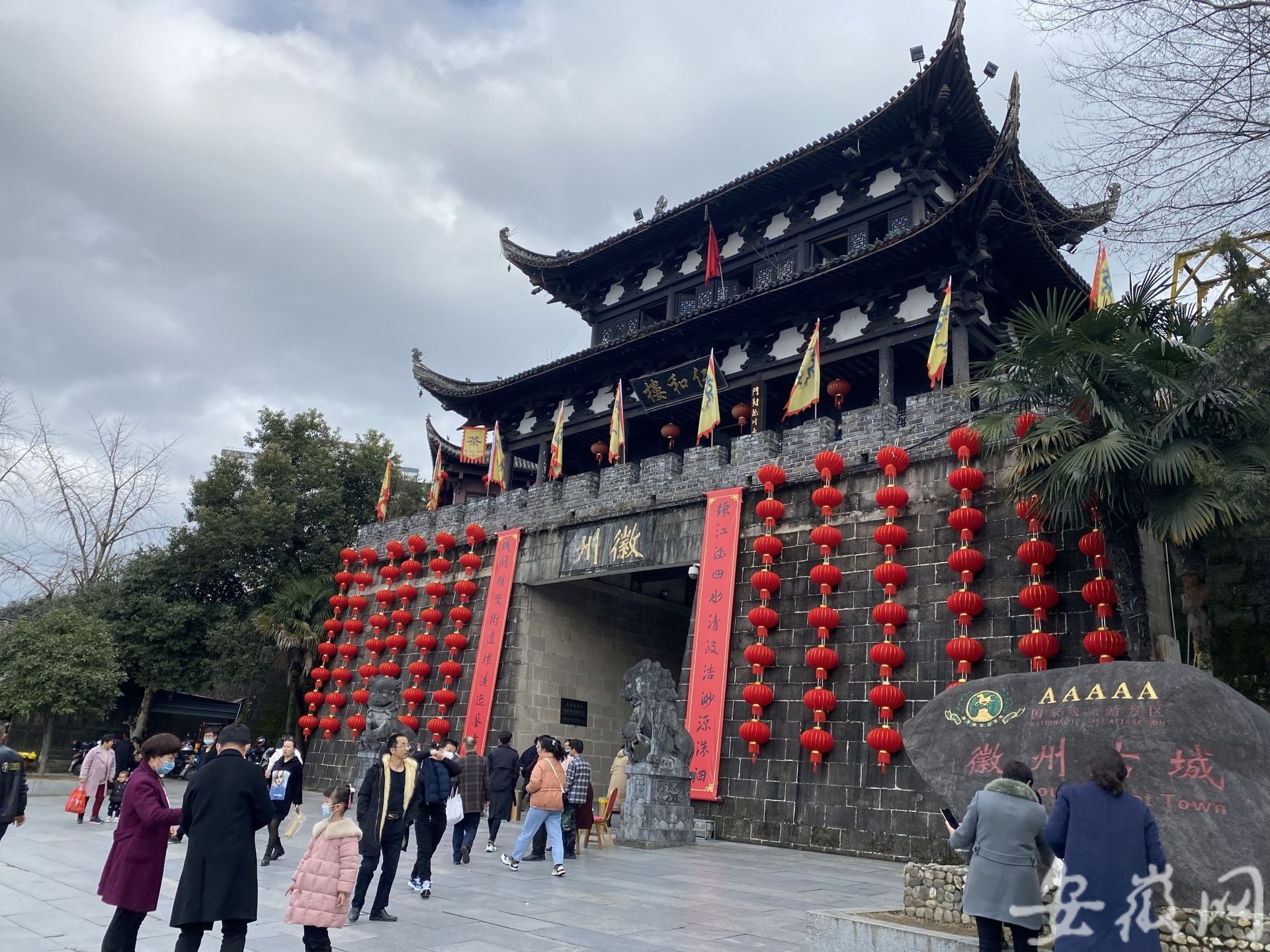 农历正月初一歙县徽州古城内游客络绎不绝