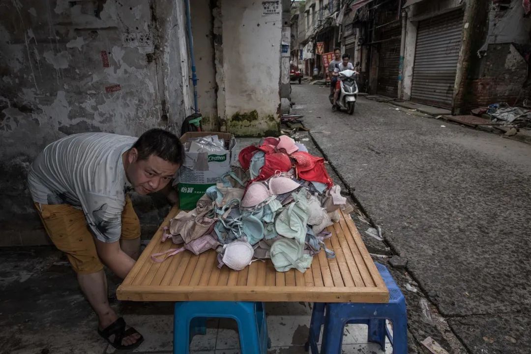 城郊有一些共性,新工地周围一定很快就开出小吃店,理发店,买卖旧衣服