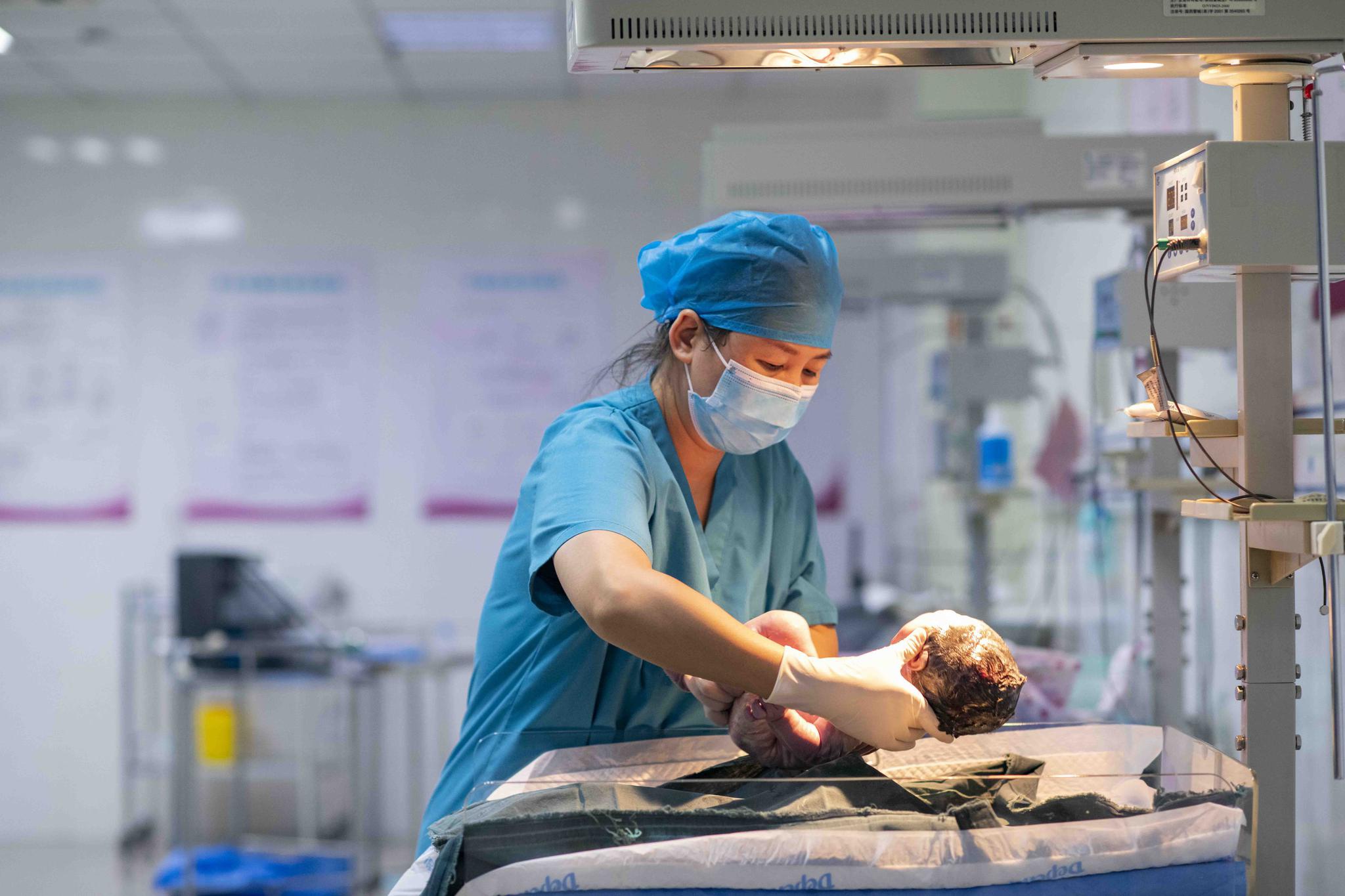 除夕夜:"马助产士"接生"牛宝宝"|产妇_新浪新闻