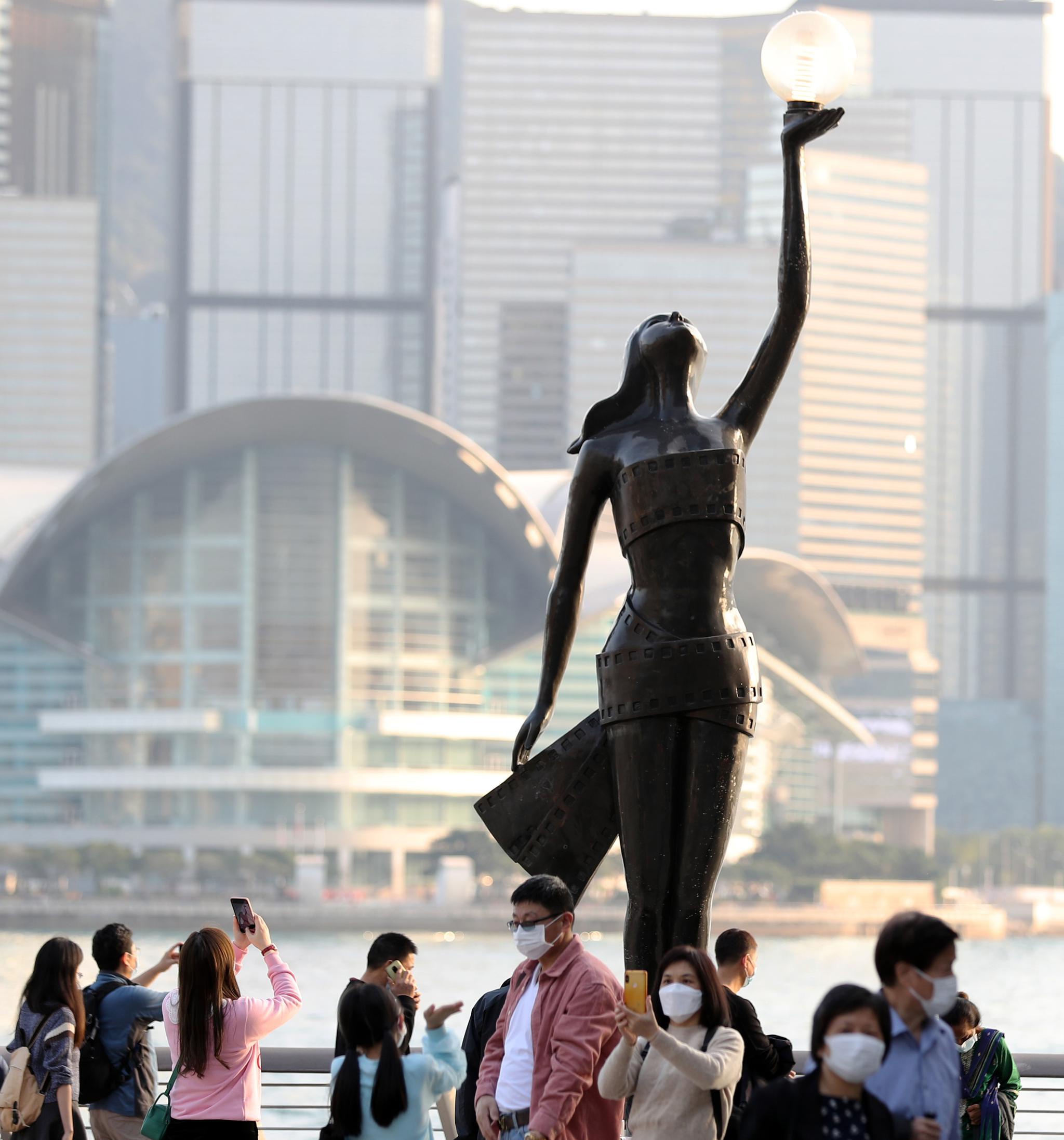 特写:香港街头巷尾"迎金牛"