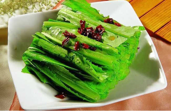 美食推荐:蟹味菇炒虾仁,凉拌油麦菜,剁椒蒸鱼头,排骨蒸芋头