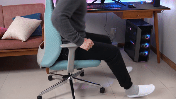 外设,和电脑打交道;再者剪辑,写稿儿,又免不了久坐,有一把舒适的椅子