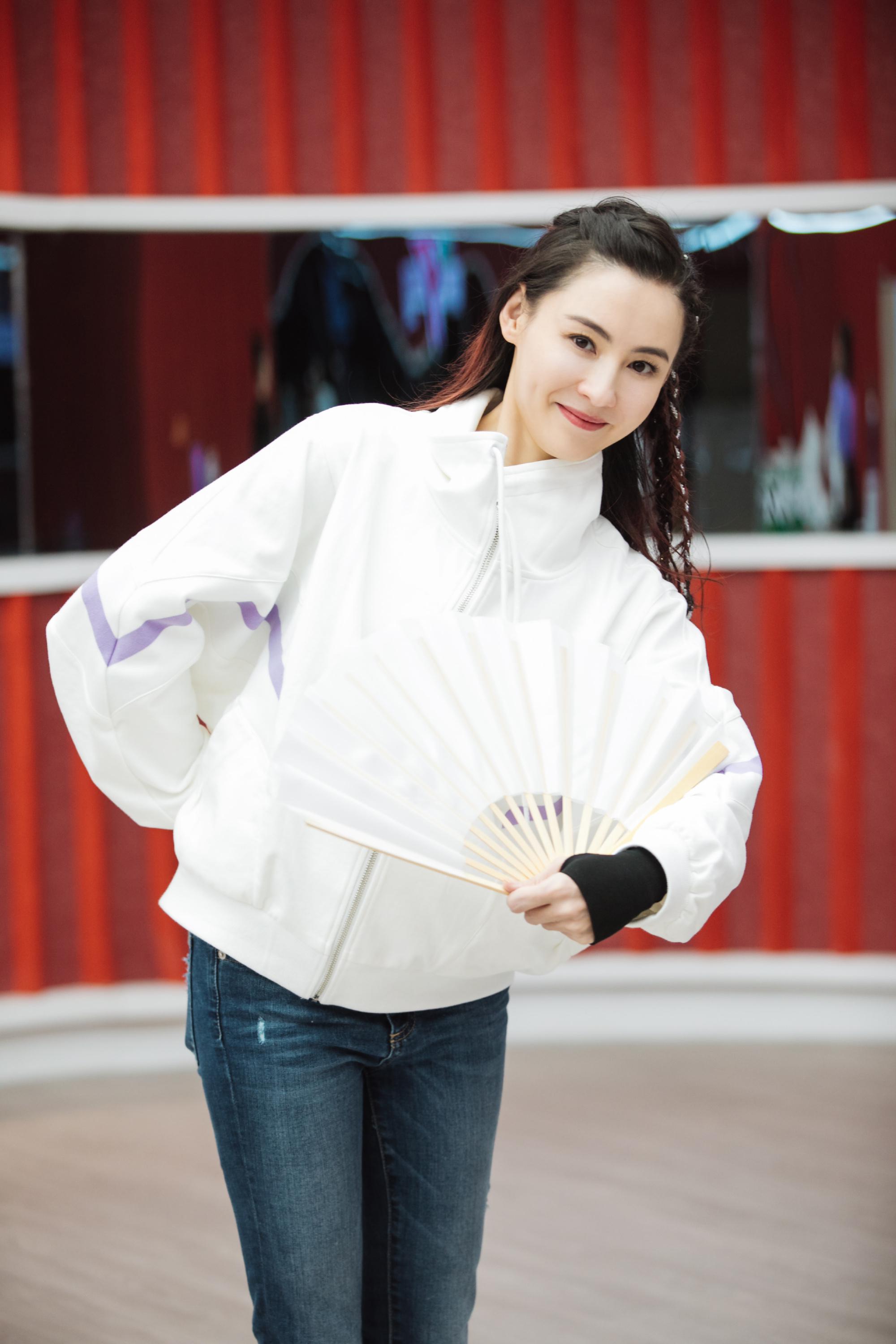 一身休闲装进行 排练……|张柏芝|乘风破浪的姐姐2_新浪新闻