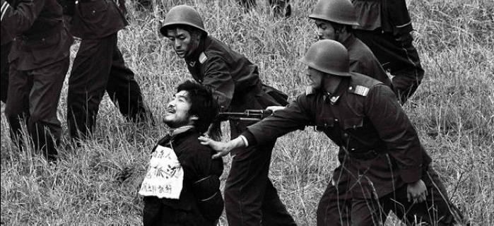 枪毙死刑犯时为何要十几人一起对犯人开枪并非是怕打不准