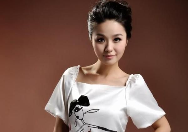 她当主持人多年都没火,被陈赫拉去拍戏走红,嫁入豪门被宠成公主|榕榕