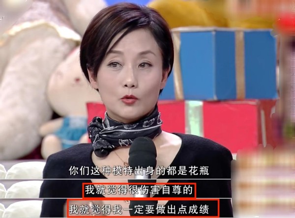 老戏骨李颖打扮洋气回老家住农村别墅接地气跳舞太欢吓到邻居