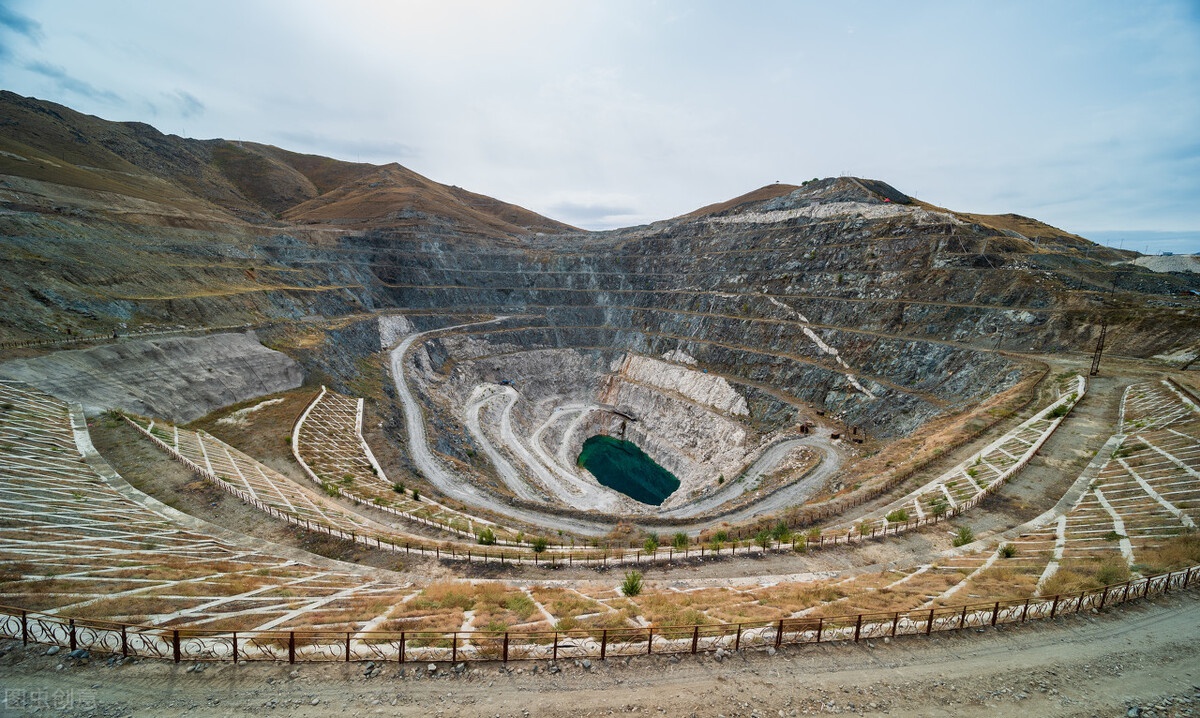 地震断裂带,是世界地质矿产博物馆,这里的"三号矿坑"更是被誉为功勋矿