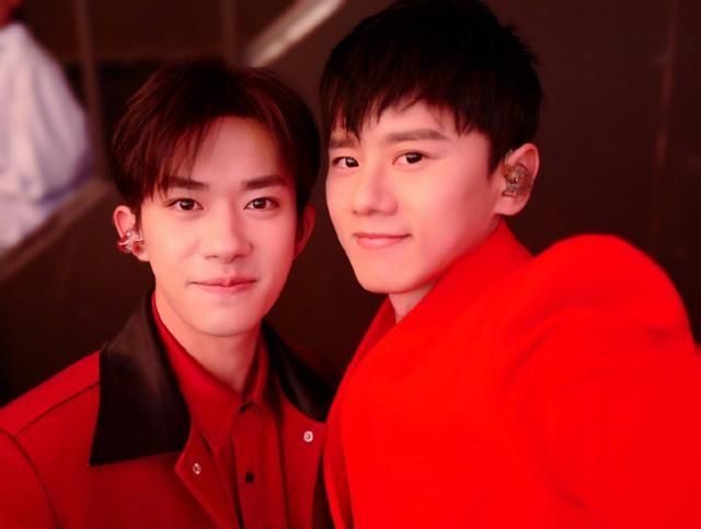 张杰春晚后台偶遇王俊凯打招呼击掌很爷们和千玺亲密合影