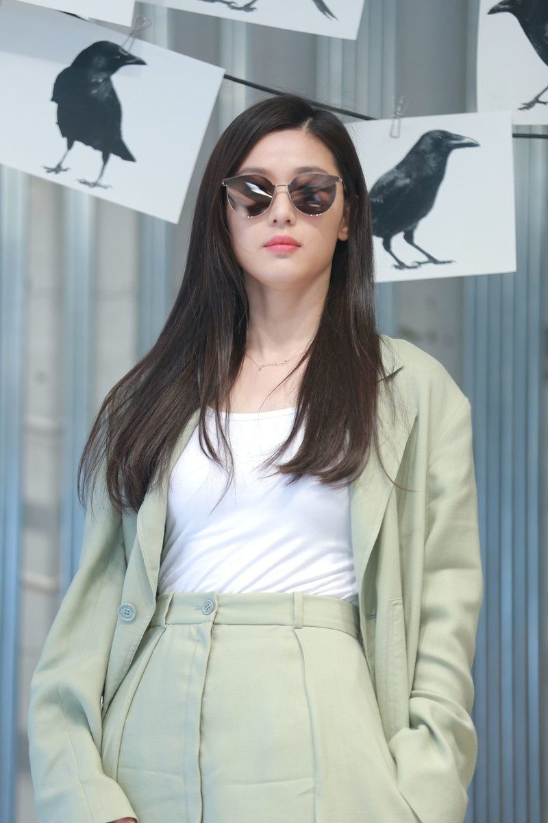 全智贤这种长相太有优势,简单穿西装套装就显气场,气质更是高级