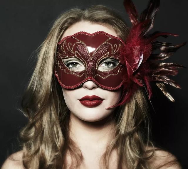 心理测试:哪个女孩等待恋人揭下面具,测你对爱情渴望程度有多高