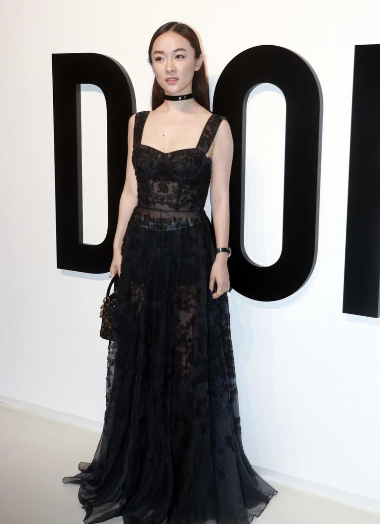 被"霍思燕"气质惊艳到了!穿还是吊带连衣裙出席活动,高贵洋气