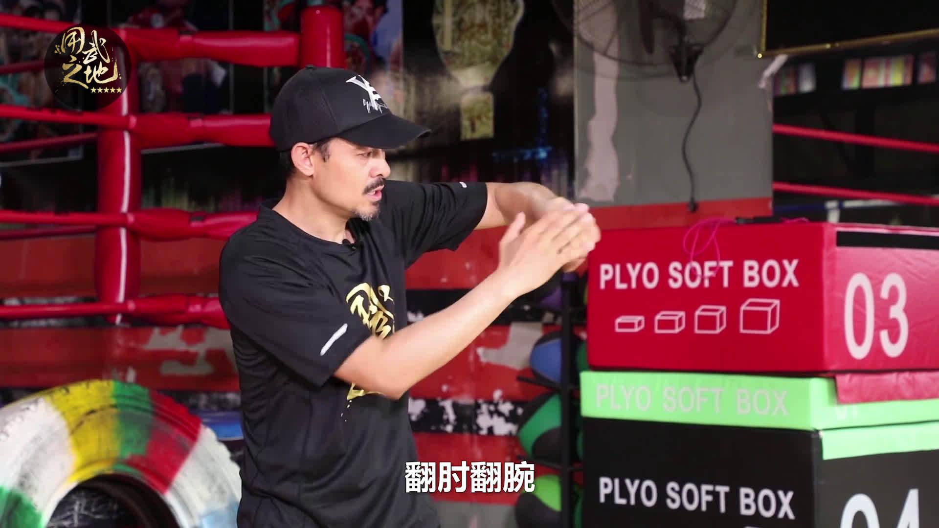 拳击里的大摆拳怎么打,主要有不同的两种打法,核心发力扔大锤