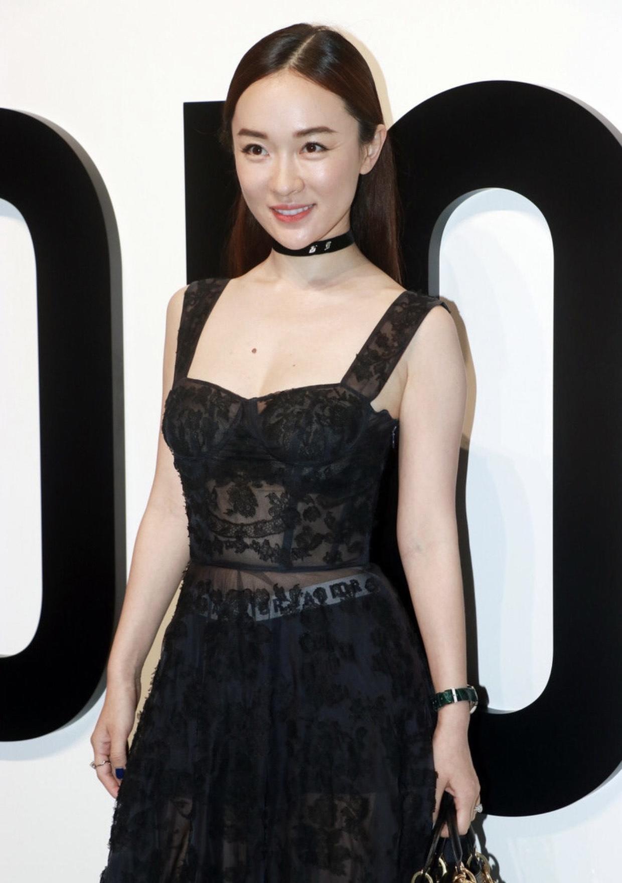 被"霍思燕"气质惊艳到了!穿还是吊带连衣裙出席活动,高贵洋气