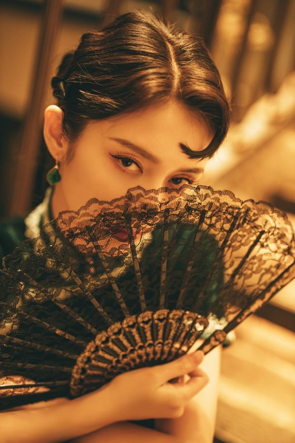 傅菁穿旗袍扮军阀太太高开叉剪裁真大胆女团身材惊艳了