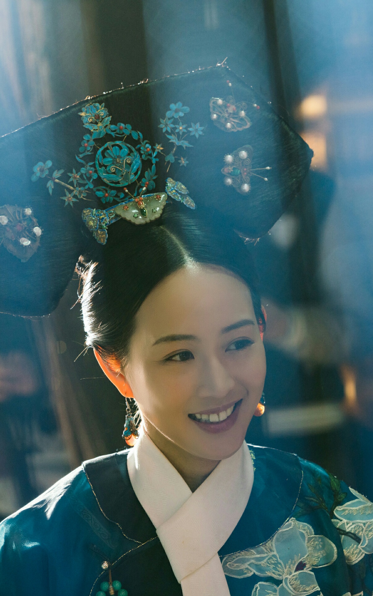 在《虎啸龙吟》中大火了之后,张钧甯又出演了2018年热播剧《如懿传》