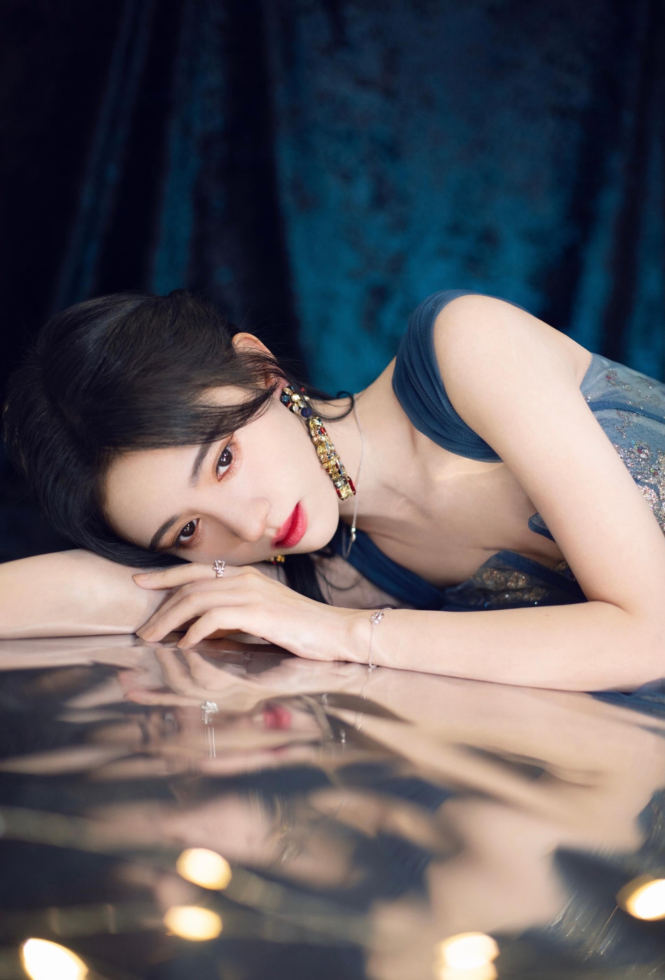 鞠婧祎波光氛围感大片身穿蓝色吊带裙,妆容精致温柔妩媚