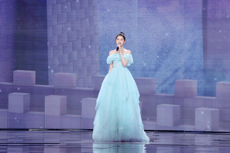 关晓彤身穿蓝色抹胸长裙大秀香肩锁骨气质清冷美艳