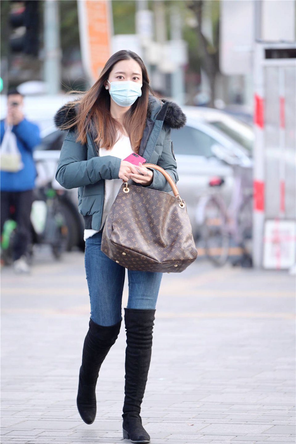 之后尝试一些比较个性的风格,这位美女选择蓝色的紧身牛仔裤,搭配黑色