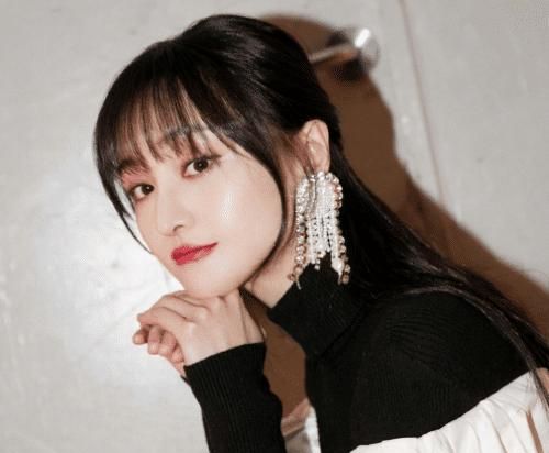 郑爽终于有点肉感了,长卷发和齐刘海有种乖巧又很漂亮的感觉