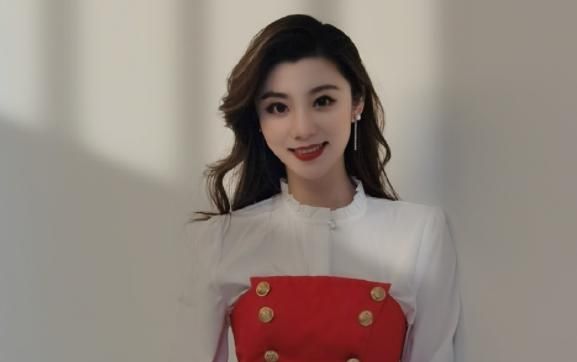可能在不少的人心里,王牌女郎费费每次亮相,都是做一些杂活,不像沈涛