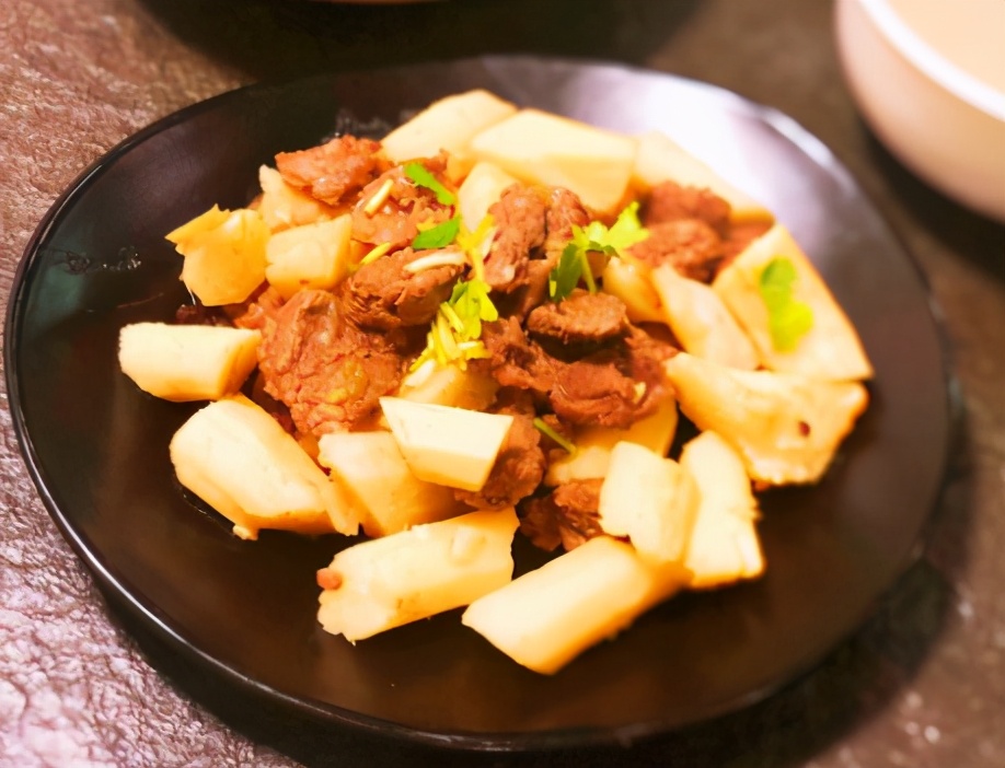 山药和牛肉是天生一对,上锅炖一炖,暖身养胃驱寒保暖,冷天多吃