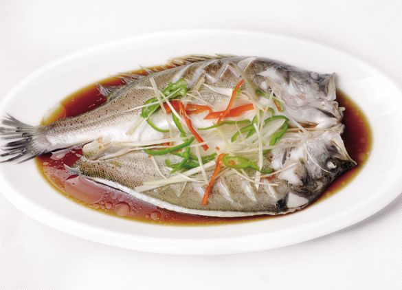 蒸鱼时,别直接放料酒和盐,大厨教你一招,鱼肉又鲜