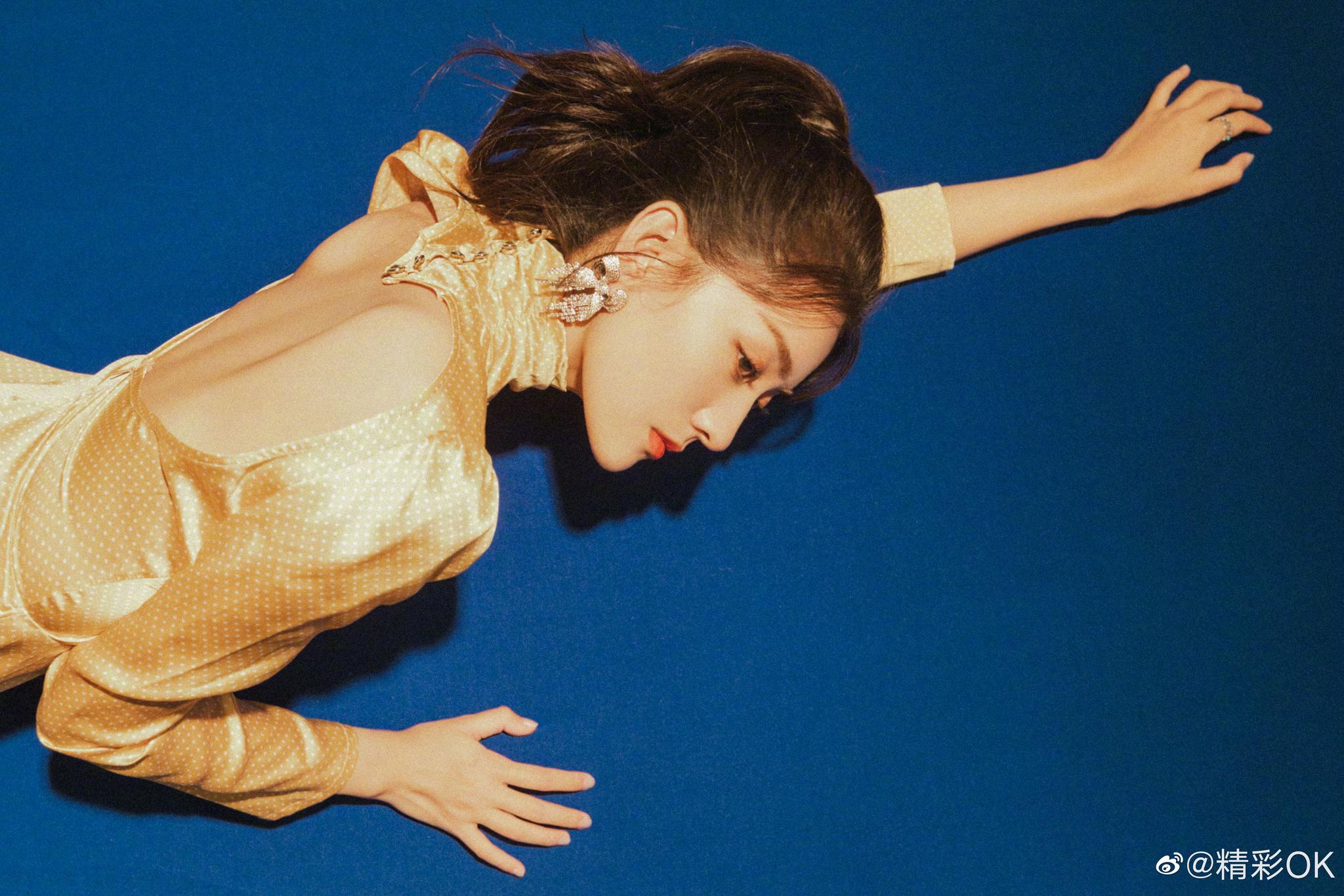 梁洁俏皮马尾金色心形露背连衣裙搭配蝴蝶结闪钻耳饰灵动可爱