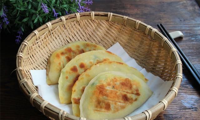 初三合子往家转,初四烙饼炒鸡蛋,教你韭菜合子和鸡蛋灌饼的做法