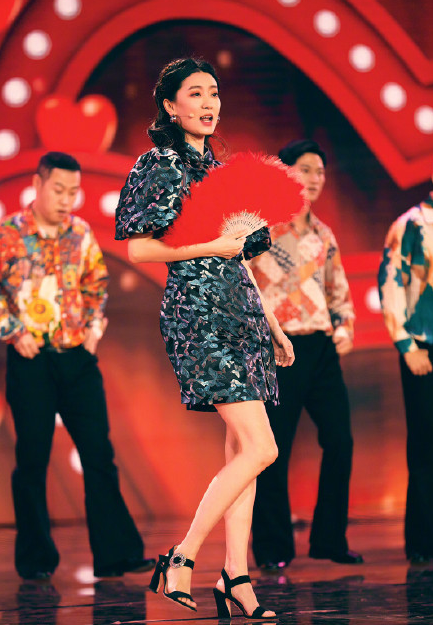 张小斐穿三千旗袍上春晚舞姿不慎露出打底裤一双长腿又细又白