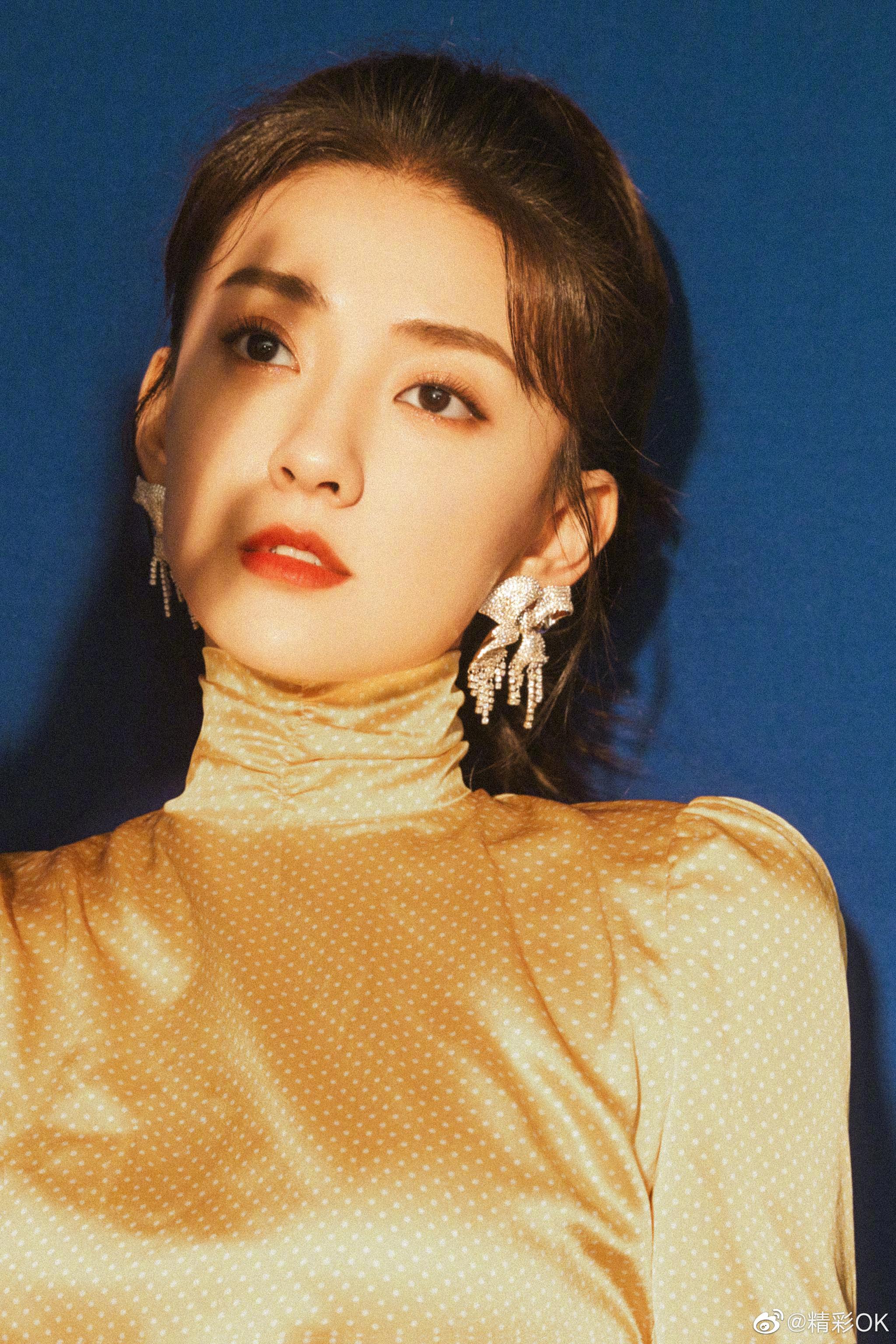 梁洁俏皮马尾金色心形露背连衣裙搭配蝴蝶结闪钻耳饰灵动可爱