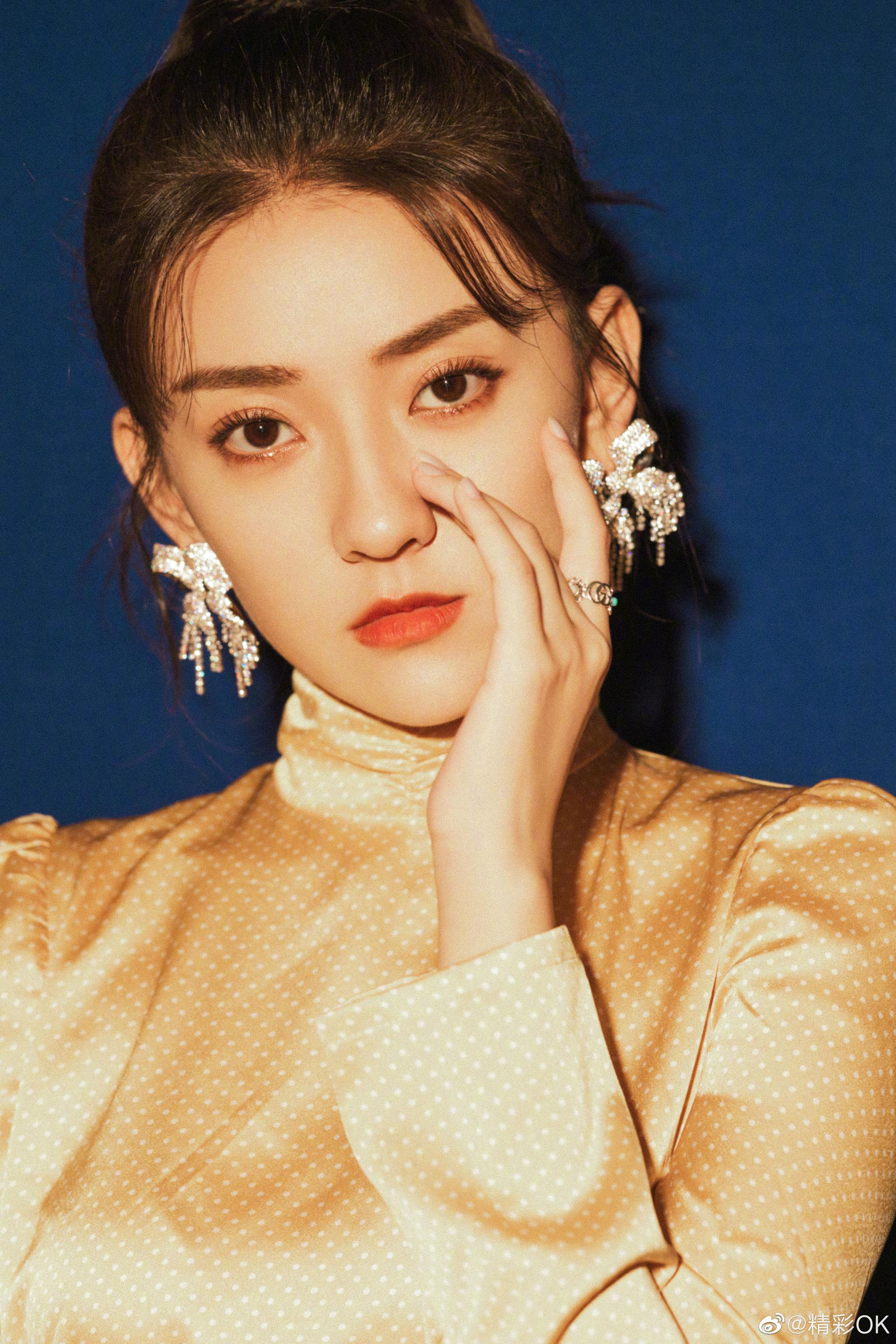 梁洁俏皮马尾金色心形露背连衣裙搭配蝴蝶结闪钻耳饰灵动可爱