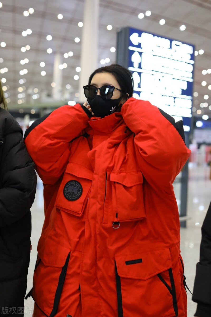 赵小棠穿红色羽绒服现身机场,放飞自我玩起了互动来