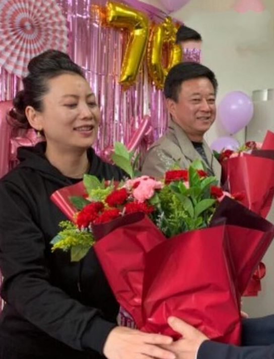 朱军夫妇久违现身同穿情侣色服装喜庆又减龄同框吕继宏拜新年